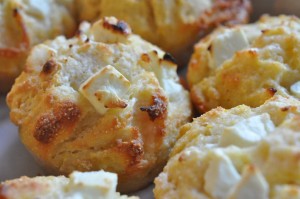 scones polentascones ostescones majsscones fetascones feta brød uden æltning brød uden hævning  Hurtige scones med fetaost, hvidløgssalt og majsmel