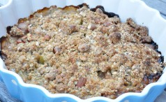 Sprød rabarbercrumble med farin og havregryn 