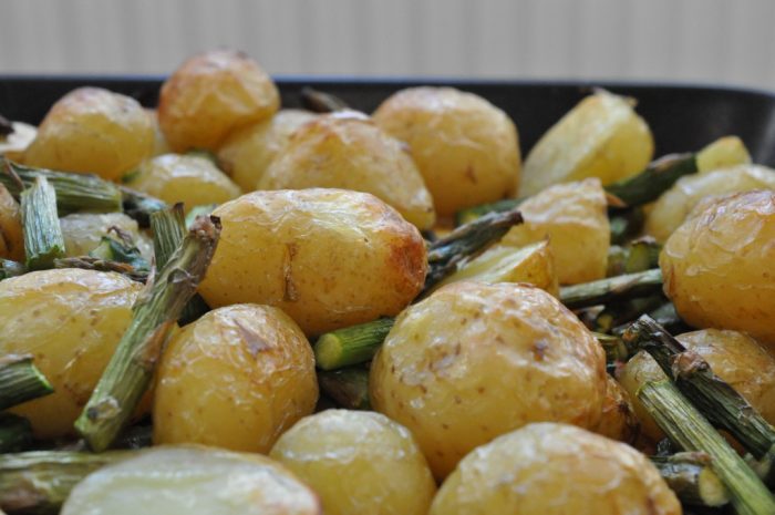 Nye kartofler i ovn med asparges og smør
