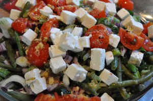 Bønnesalat - opskrift med feta, tomater og rødløg