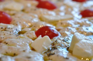 Pizza foccacia med hvidløg, skinke & tomat - deep pan