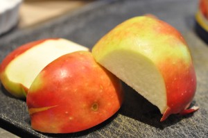 Bagte æbler med crumble & kanel - nem dessert