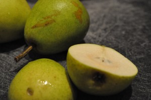 Pærecrumble med marcipan - nem pærekage