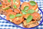 Bruschetta med pesto, mozzarella og tomat