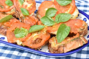 Bruschetta med pesto, mozzarella og tomat