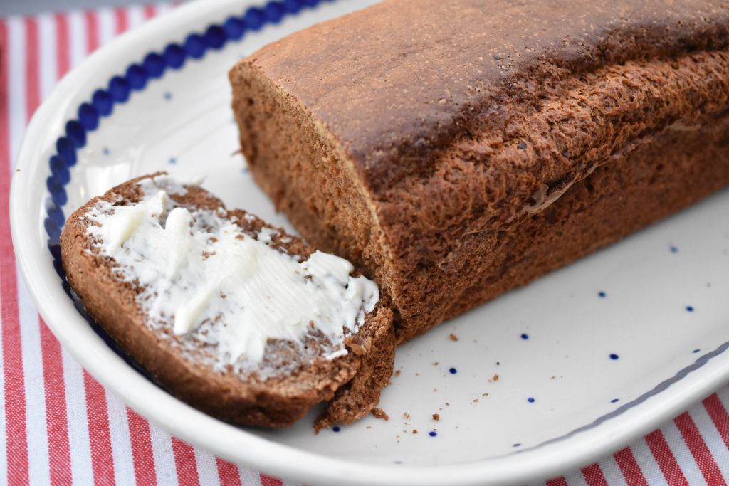 Ølkage opskrift – nem krydderkage med smør • nogetiovnen.dk