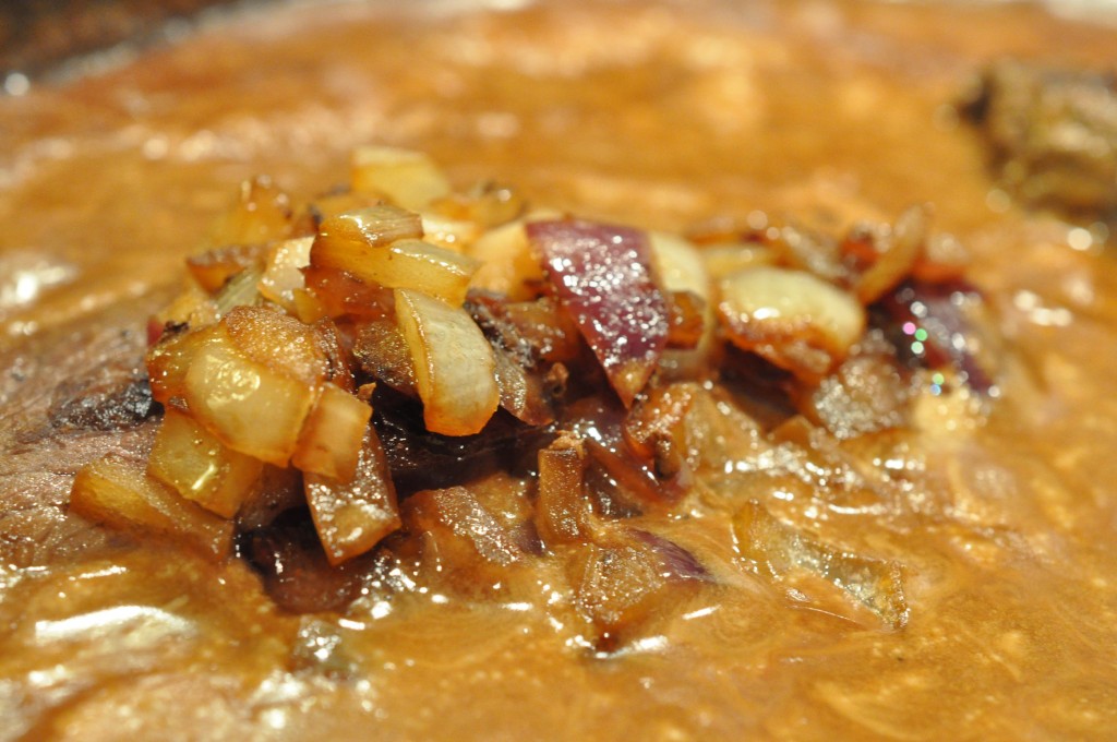 Engelsk bøf med bløde løg, flødesauce og små frække kartofler ...
