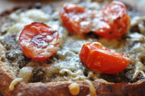 Pestobrød med ost og tomat - stop madspild