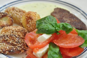 Sesamkartofler, steaks og tomatsalat - menu