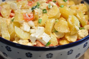 Kartoffelsalat med fetaost, tomat og forårsløg
