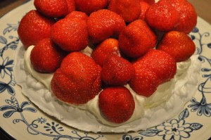 Jordbær dessert med marengs og flødeskum