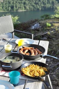 Stegte pølser og majs på ferien i Norge 