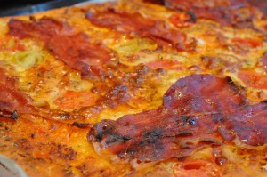 Pizza med serranoskinke og pesto - deep pan