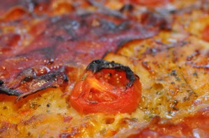 Pizza med serranoskinke og pesto - deep pan