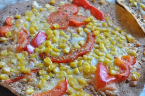 Tortilla pizza med ost, løg, skinke & peberfrugt