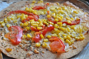 Tortilla pizza med ost, løg, skinke & peberfrugt