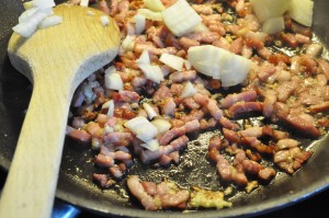 Frisk pasta med bacon, fløde og æg - opskrift 