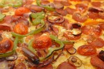 Pizzadej uden æltning - lækre pizzaer med pepperoni, skinke og cocktailpølser