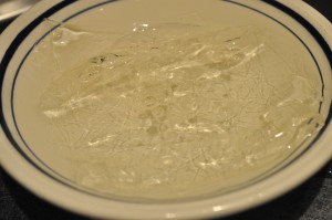 Koldskålsfromage med mandelkrokant opskrift