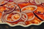 Tomatsalat med rødløg, feta og basilikum