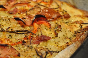 Kartoffelpizza med bacon og skinke - opskrift 