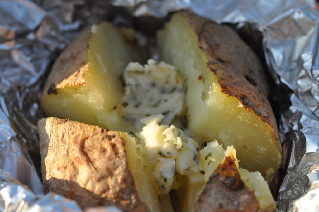 Bagekartofler – bagte kartofler i ovn hvidløgssmør