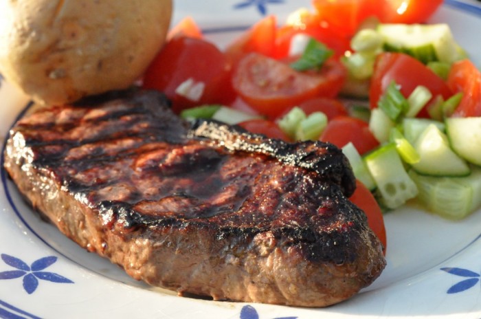Stegning af bøf på grillpande – nem opskrift nogetiovnen.dk