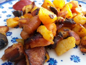 Sprødt kartoffelfad med pølser, paprika og gulerødder