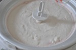 Hjemmelavet is med jordbær - af kondenseret mælk