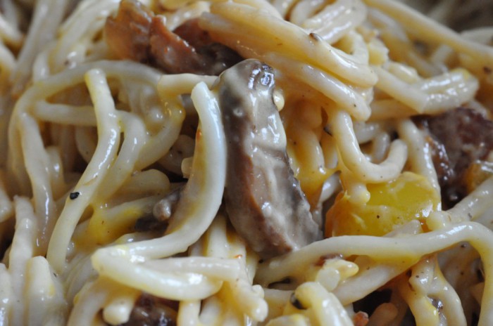 Pasta Carbonara med bacon, fløde, æg og peberfrugt