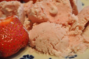 Jordbæris - hjemmelavet is med jordbær opskrift med kondenseret mælk