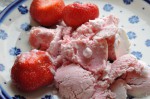 Jordbær og jordbæris af kondenseret mælk