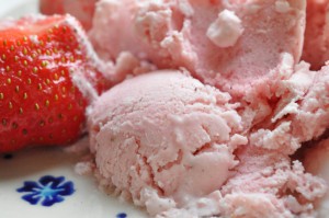 Jordbæris hjemmelavet is med jordbær opskrift med kondenseret mælk