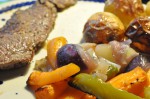 Steaks af oksefilet, ovnbagte grøntsager og stegte kartofler