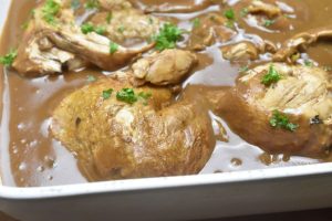 Grydestegt kylling med brun sovs & persille