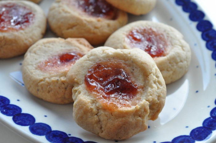 Små fine runde søde cookies med tyttebærsyltetøj
