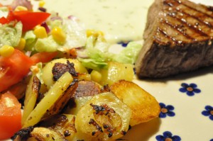 Grillede tykstegsbøffer, råstegte kartofler og salat