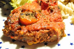 Græsk farsbrød med tomatsauce og pasta