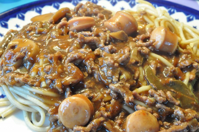 Millonbøf med champignon, pølser og revet gulerødder