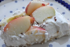 Pavlova dessert med frugt og yoghurt flødeskum