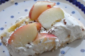 Pavlova dessert med frugt og yoghurt flødeskum