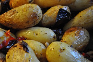 Olieristede kartofler med soltørret tomat, løg, peberfrugt og pinjekerner