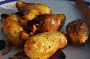 Olieristede kartofler med soltørret tomat, løg, peberfrugt og pinjekerner