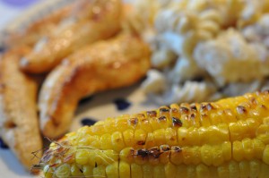 Marineret kyllingefilet og søde majs på grillen