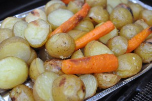 Grillede kartofler og gulerødder i foliebakke
