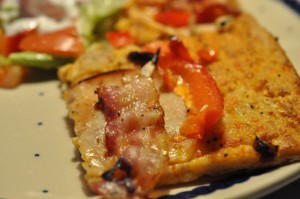 Lækker grov pizza med kyllingebryst, chilipesto og bacon