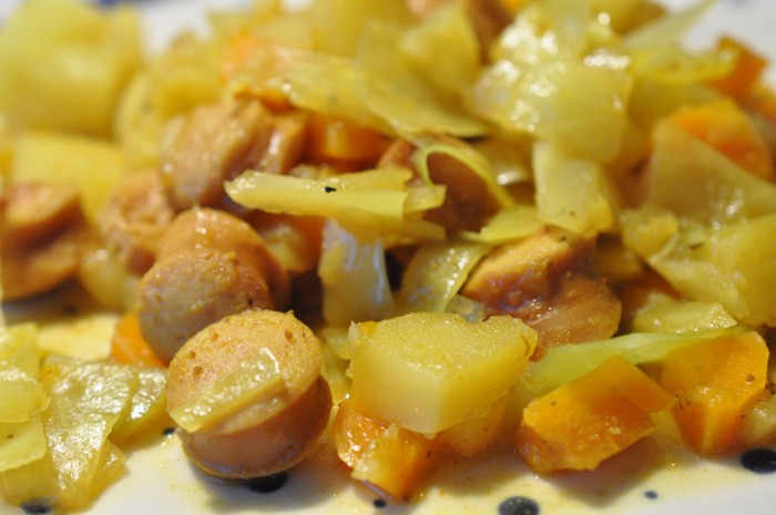 Lækker og billig karrykål med kartofler, gulerødder og pølser