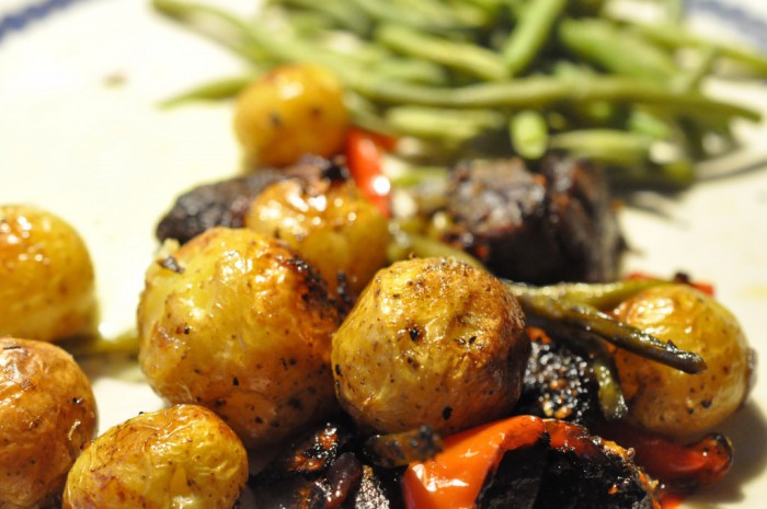 Sprødt kartoffelfad med løg, peberfrugt, bønner og soltørret tomat