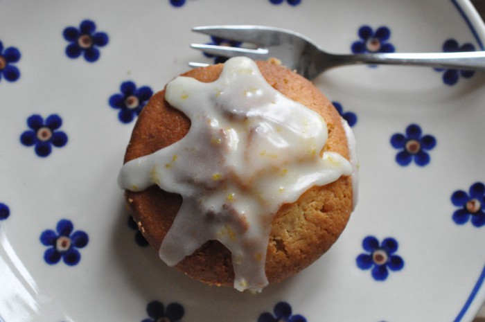 Påskegule citronmuffins med syrlig citronglasur