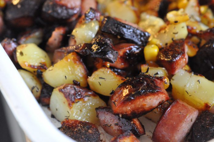 Pølsemix med timian: Kartoffelfad med pølser, løg og majs